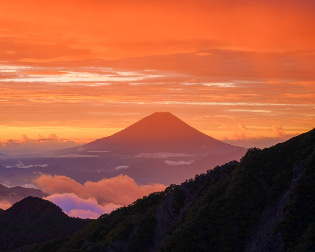 朝日に染まる富士山