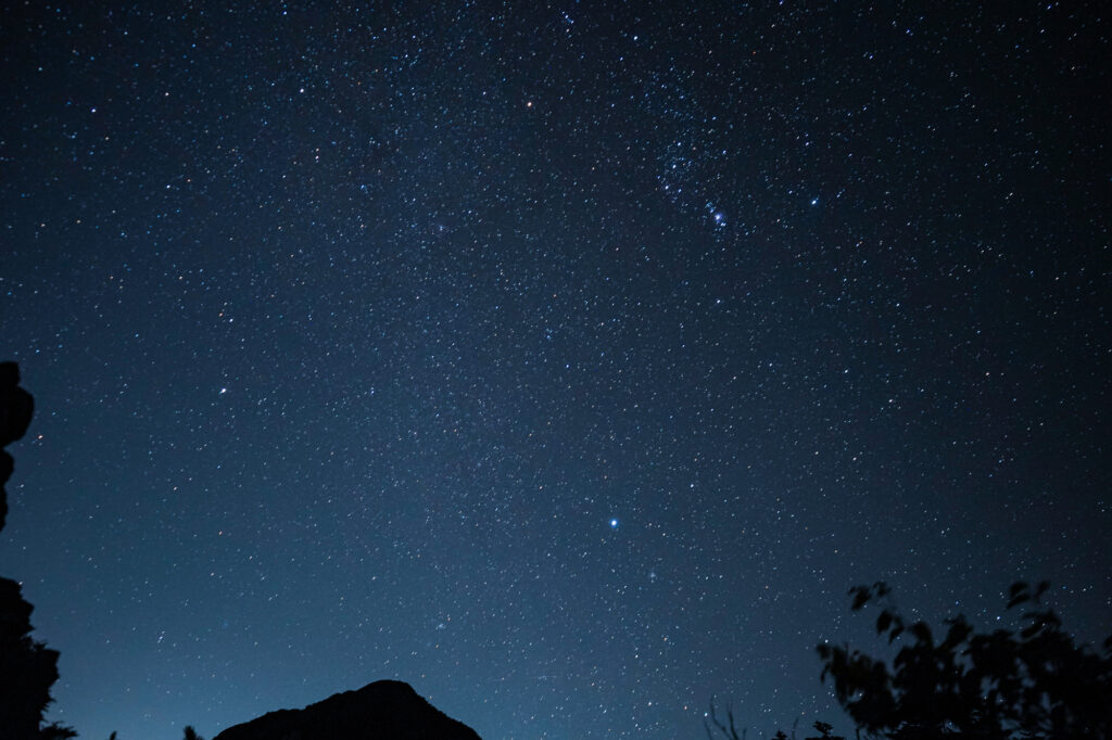 星空の下を歩く